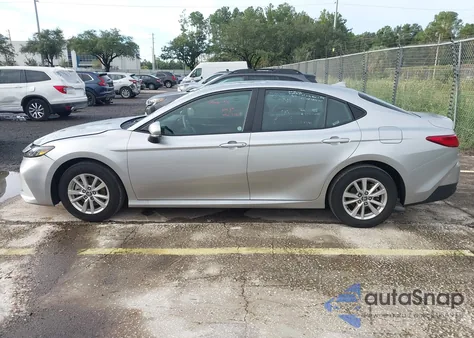 2025 Toyota Camry Le z USA, uszkodzony, nr VIN 4T1DAACK4SU522820